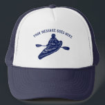 Custom Message Kayakers Navy Blue Kayak Truckerkappe<br><div class="desc">Fügen Sie Ihren eigenen Text hinzu, um ein Andenken aus Ihrem neuesten Kajakabenteuer zu kreieren, ein personalisiertes Geschenk für Kajakfahrer zu machen oder einfach nur mit Ihrem eigenen lustigen Slogan zu lachen. Diese Baseballmütze oder LKWs, die für Ihre personalisierte Botschaft in marineballblau über einer Illustration in der Koordination von marineblau...</div>