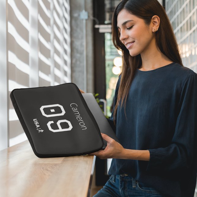 Custom Minimalist American Athlete Monochromatic  Laptopschutzhülle (Von Creator hochgeladen)