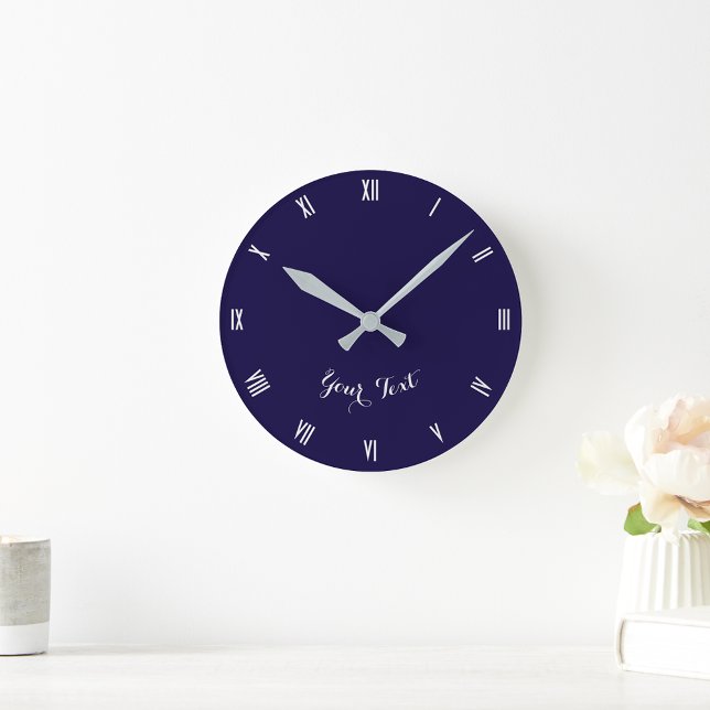 Custom Mit Monogramm Moderne Elegant Navy Blue Sil Runde Wanduhr (Custom Monogrammed Modern Elegant Navy Blue Silver Round Clock)