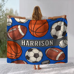 Custom Mit Monogramm Royal Blue Sports Fleecedecke<br><div class="desc">Ideal für Sportler aller Altersgruppen und Familien für sportliche Veranstaltungen. Bleibe dich bei kalten Fußball-, Fußball-, Hockey- und Basketballspielen auf und kuschle mit dieser mit Monogramm gemusterten Fleecedecke auf der Couch. Enthält ein cooles und einzigartiges illustriertes Grenzmuster von Sportbällen und Hockeypucks zusammen mit modernen benutzerdefinierten alle Kaps umrissenen Text, der...</div>