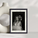 Custom Modern Hanukkah Star Navy Blue Zwei Foto Feiertagskarte<br><div class="desc">Senden Sie warme Hanukkah Wünsche mit dieser eleganten Karte, die ein einfaches jüdisches Sternmuster in dunkelblau und grau aufweist. Personalisiert mit zwei Fotos - einem vertikal auf der Vorderseite und einem horizontal auf der Rückseite - zusammen mit einem individuellen Gruß und Namen. Ideal für Hochzeitspaare, um ihre Freude während der...</div>
