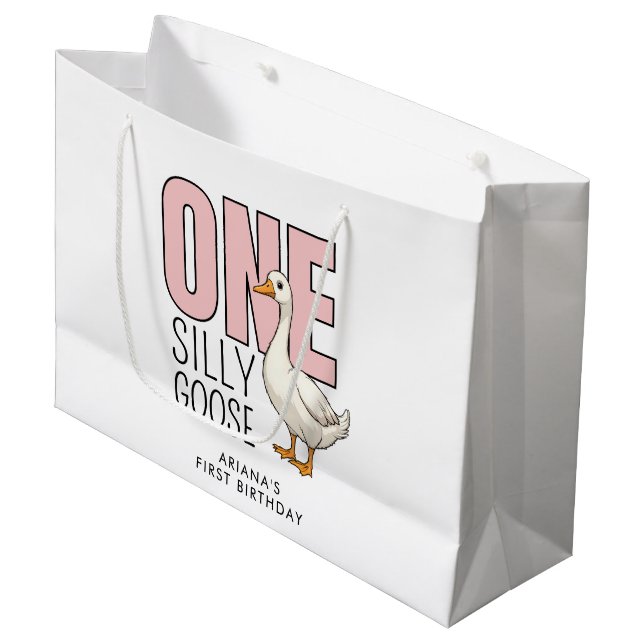 Custom Modern Pink One Silly Goose 1st Birthday Große Geschenktüte (Vorderseite Schrägansicht)