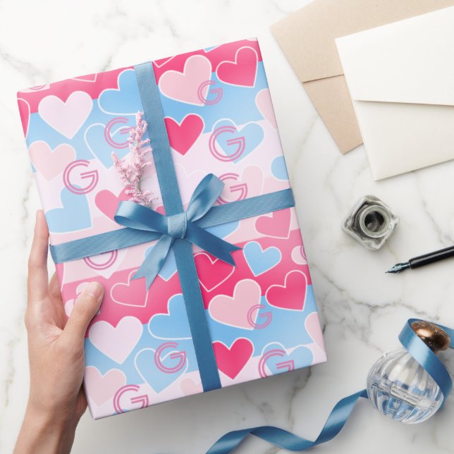 Custom Monogram Pink and Blue Heart Moderne Elegan Geschenkpapier (Schenken)