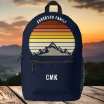 Custom Mountain Sunset Navy Blue Wandern Bedruckter Rucksack<br><div class="desc">Dieser cool orangefarbene Vintage Sonnenuntergang über Felsgebirgen in der Natur macht ein großartiges Bild auf einem niedlichen Retro-Seeblick für einen Bergwanderweg oder Camping Urlaub für eine Familie,  die Lieben,  Zeit im Freien und der Wildnis zu verbringen. Monogramm mit deinem Namen auf der Tasche.</div>