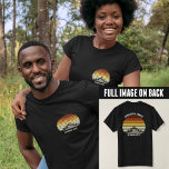 Custom Mountain Sunset Road Trip Pocket & Back T-Shirt<br><div class="desc">Dieser cool orangefarbene Vintage Sonnenuntergang über Felsgebirgen in der Natur macht ein großartiges Bild für ein Set von maßgeschneiderten T - Shirt für einen Familienurlaub, eine Wiedersehen, eine Fahrt oder einen Sommerurlaub. Gedenken Sie Ihre Ferienwoche mit passenden T-Shirts für Mama, Papa, Bruder und Schwester. Fügen Sie einfach Ihren eigenen Nachnamen...</div>