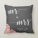 Custom Mr. und Mrs. Chalkboard Wedding Pillows Kissen<br><div class="desc">Brautkissen mit rosafarbenen Blume und individualisierbaren Texten - Sie können Brautnamen und Bräutigam und Hochzeitstermin hinzufügen</div>