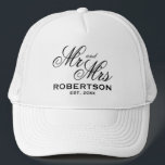 Custom Mr. und Mrs. frisch gezapft Ehepaar Truckerkappe<br><div class="desc">Custom Mr. und Mrs. frisch vermählt Hochzeitspaar Trucker Hat. Elegante typografische Gestaltungskappen für Ehepaare,  Ehemann und Ehefrau,  neue Pfandrechte usw. Fügen Sie Ihren eigenen personalisierten Namen und das Heiratsdatum hinzu. Weiß und andere Farben sind verfügbar.</div>