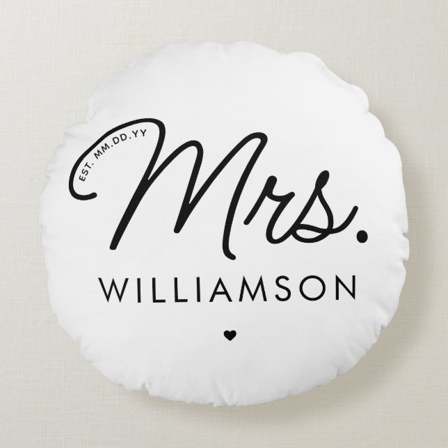 Custom Mrs. Est. Modernes, elegantes Script neu Rundes Kissen (Vorderseite)
