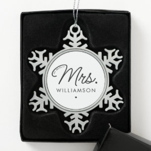 Custom Mrs. Est. Modernes, elegantes Script neu Schneeflocken Zinn-Ornament