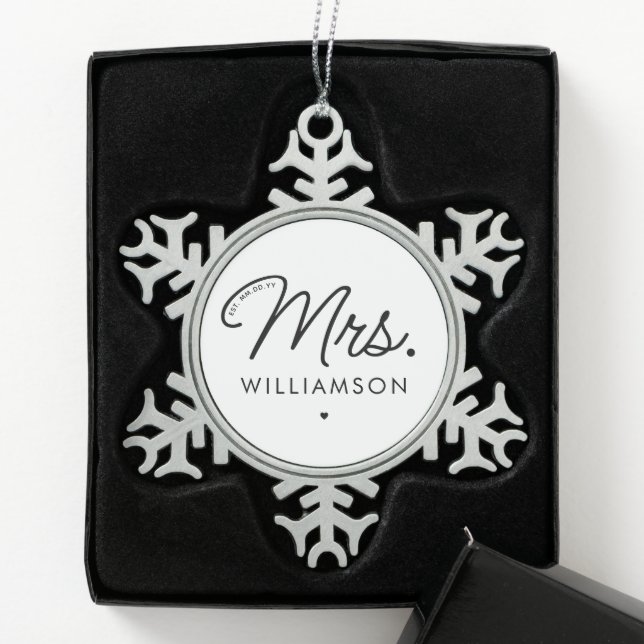 Custom Mrs. Est. Modernes, elegantes Script neu Schneeflocken Zinn-Ornament (Box)