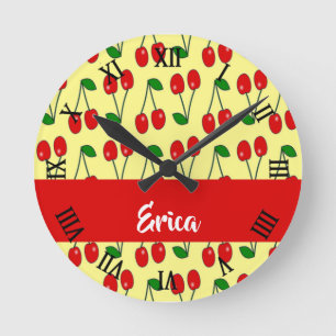 Custom name red cherries on yellow runde wanduhr