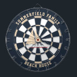 Custom Nautic Segelfamilie Beach House Dartscheibe<br><div class="desc">Nautical Thema Familie Beach House Spiele Dartboard mit einem Segelboot, und moderne Typografie, die eine perfekte Familie zusammen Spiele oder einfach nur mit Freunden zu bewegen. Ideal für Junggesellenabende. Karo die anderen passenden Artikel wie T-Shirts für die Erholung der Familie heraus - Mama, Papa, Bruder, Schwester und Cousin. Bootszubehör inklusive...</div>