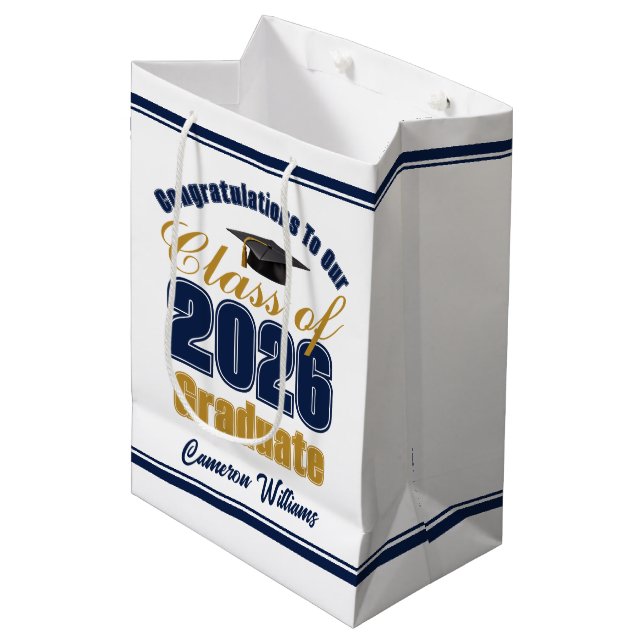Custom Navy Blue Gold Class of 2026 Graduation Mittlere Geschenktüte (Vorderseite Schrägansicht)