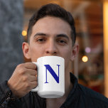 Custom Navy Blue Letter Personalisiert Mono Initia Kaffeetasse<br><div class="desc">Machen Sie Ihre eigene 15 oz Kaffee Tasse mit jedem Buchstaben, Initial oder Nummer, die Sie in marineblau gewollt. Klicken Sie einfach, um die Vorlage zu personalisieren und geben Sie alles, was Sie gewollt haben, in das benutzerdefinierte Textfeld ein, in dem Sie den Platzhalter "N" sehen. Diese machen ein personalisiertes...</div>