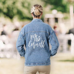 Custom New Mrs Bride Wedding Modern Script Jeansjacke<br><div class="desc">Machen Sie mit unserer maßgeschneiderten Jacke 'New Mrs.' eine Erklärung zu Ihrem großen Tag. Erhöhen Sie Ihren Hochzeitsstil mit personalisierter Eleganz. 💍 👰 #BridalFashion #CustomChic</div>