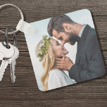 Custom New Wedding Foto Schlüsselanhänger<br><div class="desc">Erschaffen Sie einen personalisierten Sake mit diesem maßgeschneiderten Foto-Schlüsselanhänger, perfekt als Paargeschenk, für frisch verheiratete oder sogar als einmalige Gastgeschenk Hochzeit. Während es zur Zeit Set bis zu zeigen, Fotos der Ehepaare oder neuverheirateten Fotos der Braut und Bräutigam, können Sie die Bilder für alle besonderen Fotos von Familie, Haustieren, Freunden...</div>