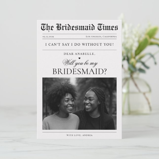Custom Newspaper Foto Einzigartige Bridesmaid Vors Einladung (Stehend Vorderseite)