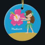 Custom Niedlich Hula Girl Beach Keramik Ornament<br><div class="desc">Niedliches Strandhaus im hawaiianischen Stil Weihnachtsgeschenk mit einer Hula-Tänzerin vor schönem blauem Himmel und Sand-Hintergrund,  zusammen mit einer großen rosa Hibiskus-Blume. Dieses hübsche Zimmer-Dekor für ein Strandhaus ist individuell gestaltet und passt sich dem Namen Ihres Kindes oder anderen Textes an. Bestellen Sie noch heute Ihr kleines Mädchen!</div>