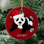 Custom Niedlich Panda Bär Kinder Rot Keramikornament<br><div class="desc">Dieser hübsche Santa Panda ist ein wunderschönes Tiergeschenk für ein Kind,  das Panda-Bären und Weihnachtsgeschenke mit rot und grün Lieben. Ich mag wilde Tiere und ein Weihnachtsbär nimmt den Kuchen mit einer roten Weihnachtsmannmütze! Personalisieren mit Namen.</div>