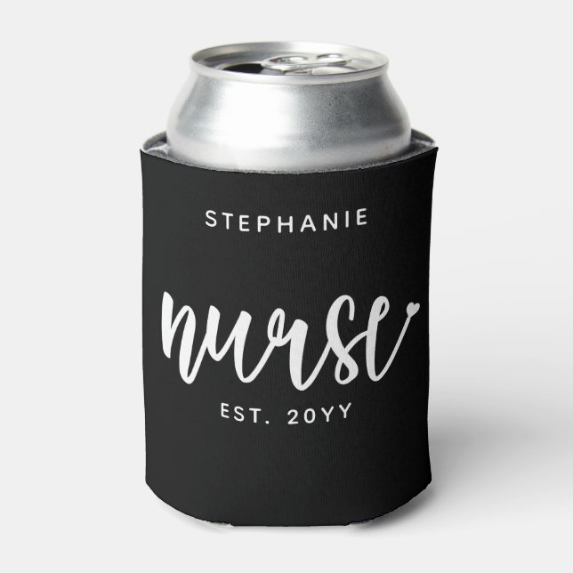 Custom Nurse Est Typografy Nurse RN Abschluss Dosenkühler (Kanne Vorderseite)