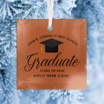 Custom Orange High School Abschluss Weihnachten Ornament Aus Glas<br><div class="desc">Dieses orangefarbene,  kundenspezifische Weihnachtsgeschenk für Senioren-Abschluss zeigt eine schicke schwarze Typografie unter einem High School- oder Uni-Namen für die Klasse von 2023. Passen Sie mit Ihrem geschlossen Jahr unter dem schwarzen Skript für eine große personalisierte Graduate-Gegenwart.</div>