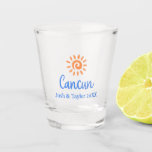 Custom Personalisiert Honeymoon in Cancun Schnapsglas<br><div class="desc">Niedliche personalisierbare Cancun Honeymoon Trip Souvenir. Perfektes Geschenk für Braut und Bräutigam oder Hochzeitsfeier und Familie. Anpassung: Fügen Sie Ihre Namen und Jahr,  um es einzigartig zu machen.</div>