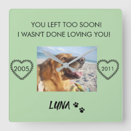 Custom Pet Tribute with Dates and Paw Prints Quadratische Wanduhr