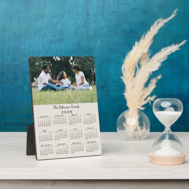 Custom Photo and Name 2026 Calendar Beige Desktop Fotoplatte (Seite)