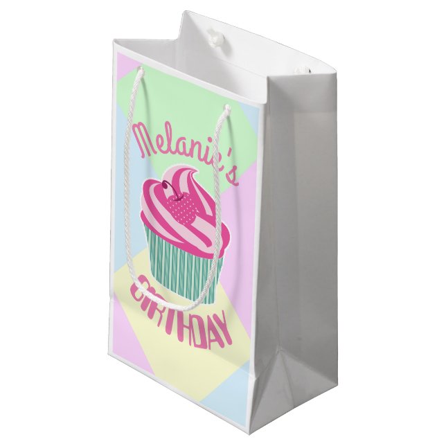 Custom Pink Birthday Cupcake Personalisiert Kleine Geschenktüte (Vorderseite Schrägansicht)