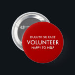 Custom Red Volunteer Button<br><div class="desc">Benutzerdefinierte rote Button-Back-Taste mit einfachem, modernem minimalistischem Text. Ideal für Freiwillige - oder personalisieren Sie Ihre geschäftlichen, schulischen oder gemeinnützigen Organisationen. Nutzen Sie dieses Team-Abzeichen für Ihre gesamte Crew von Freiwilligen, um eine eindeutige, berufliche Identifizierung zu ermöglichen. Passen Sie diese Vorlage mit Ihren eigenen Farben, Schriftart und Formulierungen an (5k...</div>