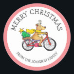 Custom Reindeer Christmas Runder Aufkleber<br><div class="desc">Personalisieren Sie diesen niedlichen Weihnachtsaufkleber mit Ihrem Familiennamen und dekorieren Sie Ihre Geschenke mit diesem niedlichen Rentier auf einem Fahrrad.</div>