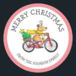 Custom Reindeer Christmas Runder Aufkleber<br><div class="desc">Personalisieren Sie diesen niedlichen Weihnachtsaufkleber mit Ihrem Familiennamen und dekorieren Sie Ihre Geschenke mit diesem niedlichen Rentier auf einem Fahrrad.</div>