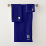 Custom Retro Vintag Goldname Monogram Navy Blue Badhandtuch Set<br><div class="desc">Maßgeschneiderte moderne Template Typografie Monogramm Name Navy Blue & Gold Klassik / Vintag / Retro Bath & Beauty / Bad Zubehör / Badetücher / Trendy Wash Tuch   Handtuch   Badetuch = Bad Handtuch Set.</div>