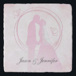Custom Romantic Dreamy Pink Wedding Couple Töpfeuntersetzer<br><div class="desc">Ein wunderschöner romantischer Hochzeitsstein trivet das Design der gerahmt küssenden Silhouetten der Braut und Bräutigam vor einem traumhaft rosa Hintergrund. Personalisieren Sie sich mit den Namen des Paares!</div>
