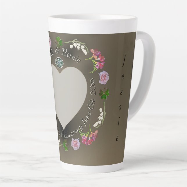 Custom Romantic Event Floral Heart Foto Milchtasse (Rechte Ecke)