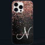 Custom Rose Gold Glitzer Black Sparkone Monogram iPhone 16 Pro Max Hülle<br><div class="desc">Dieses elegante und stilvolle Handy-Gehäuse mit hübschem vergoldetem Glitzer aus Rose auf schwarz gebürstetem metallischem Hintergrund ist einfach zu personalisieren.</div>