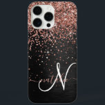 Custom Rose Gold Glitzer Black Sparkone Monogram iPhone 16 Pro Max Hülle<br><div class="desc">Dieses elegante und stilvolle Handy-Gehäuse mit hübschem vergoldetem Glitzer aus Rose auf schwarz gebürstetem metallischem Hintergrund ist einfach zu personalisieren.</div>