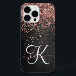 Custom Rose Gold Glitzer Black Sparkone Monogram iPhone 14 Pro Max Hülle<br><div class="desc">Dieses elegante und stilvolle Handy-Gehäuse mit hübschem vergoldetem Glitzer aus Rose auf schwarz gebürstetem metallischem Hintergrund ist einfach zu personalisieren.</div>