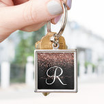 Custom Rose Gold Glitzer Black Sparkone Monogram Schlüsselanhänger<br><div class="desc">Dieses trendige und elegante Design mit hübschem vergoldeten Glitzer aus Rose auf schwarz gebürstetem metallischem Hintergrund macht diese Schlüsselanhänger-Kollektion leicht zu einem persönlichen Erlebnis.</div>