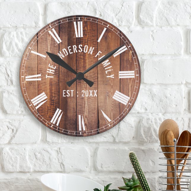 Custom Rustic Brown Wood Family Name Farmhouse Runde Wanduhr (Von Creator hochgeladen)