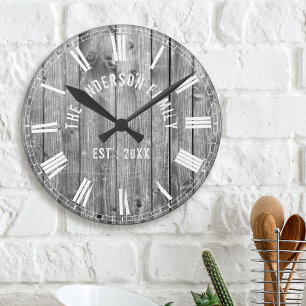 Custom Rustic Grey Wood Family Name Farmhouse Runde Wanduhr