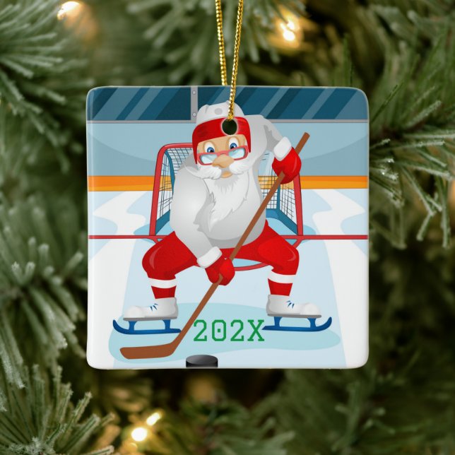 Custom Santa Playing Hockey Keramikornament (Baum)
