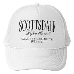 Custom Scottsdale Before the Veil Bachelorette Truckerkappe<br><div class="desc">Machen Sie sich bereit, sich mit unserem Custom "Scottsdale Before the Veil" Bachelorette Trucker Hat, dem ultimativen Zubehör für Ihr luxuriöses Bachelorette Abenteuer, in der Innenstadt von Scottsdale abzubiegen. Egal, ob Sie die Stadt für eine Nacht erkunden oder die Wüste am Tag erkunden, dieser Hut ist ein Muss für Ihren...</div>