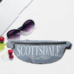 Custom Scottsdale Junggeselinnen-Abschied Personal Bauchtasche<br><div class="desc">Das ultimative Zubehör für Ihre Scottsdale Bachelorette Extravaganza - das Custom Scottsdale Junggeselinnen-Abschied Personalisiert Fanny Pack! Dieses luxuriöse und personalisierte Paket ist die perfekte Mischung aus Stil und Funktionalität. Das Vintage Retro-Design, das an die glamouröse Vergangenheit der Stadt erinnert, verleiht Scottsdales schicken Ambiente. Lassen Sie sich von der Scottsdale vor...</div>