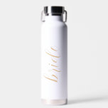 Custom Script Bride Name Elegant Moderne Hochzeit Trinkflasche<br><div class="desc">Custom Script Bride Name Elegant Moderne Hochzeitswasserflasche. Modernes und minimalistisches Design in Weiß und Kamelbeige. Jeder Schriftart,  jede Farbe,  kein Minimum.</div>