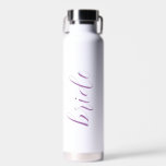 Custom Script Bride Name Elegant Moderne Hochzeit Trinkflasche<br><div class="desc">Custom Script Bride Name Elegant Moderne Hochzeitswasserflasche. Modernes,  minimalistisches Design in Weiß und Pastellfarben lila. Jeder Schriftart,  jede Farbe,  kein Minimum.</div>