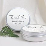Custom Script Elegant Wedding Dankeschön Tin Box Runder Aufkleber<br><div class="desc">Spezielle Schrift elegante Kalligraphie Dochbox danke Ihnen Gastgeschenke Hochzeiten Aufkleber personalisiert mit den Namen der frisch vermählten Ehepaare und dem Hochzeitstag. Dosen sind nicht inbegriffen, der Preis ist nur für die Etiketten. Ich empfehle, die 3" Option zu verwenden und die großen Aluminiumboxen zu bekommen. Gut wie Gastgeschenke für Ihre Gäste....</div>