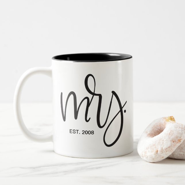 Custom Script, "Mrs." FESTGESTELLT Zweifarbige Tasse (Mit Donut)