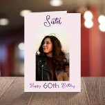 Custom Sister 60. Geburtstag Pink Script Foto Arch Karte<br><div class="desc">Mit dieser personalisierten, 60. Geburtstagskarte aus dem modernen Drehbuch-Foto für Ihre Schwester ein Lächeln auf das Gesicht legen. Sie können das Foto auf der Vorderseite und auf der Innenseite der Karte ersetzen. - Klicken Sie einfach, um dieses Design 🔥 Meine Versprechen zu personalisieren - Dieses Design ist einzigartig und ist...</div>