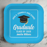 Custom Sky Blue Graduation Party Square Pappteller<br><div class="desc">Diese moderne,  blau-weiße,  maßgeschneiderte Papierplatte zeigt klassische Typografie Ihres High School- oder Uni-Namens für die Klasse von 2025. Passen Sie mit Ihrem geschlossen Jahr unter der schicken handgeschriebenen Drehbuch und schwarzen Graduiertenkappe für ein großartiges personalisiertes Graduiertendekor.</div>